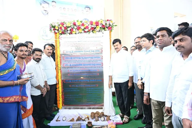 మంత్రుల ఆధ్వర్యంలో ఆదిలాబాద్ అధికారులతో సమీక్ష