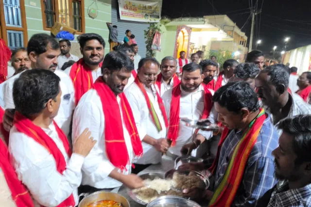 దుర్గామాత వద్ద మార్కెట్ కమిటీ చైర్మన్ అన్నదానం