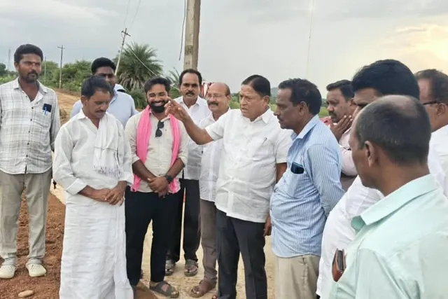 కురవిలో బతుకమ్మ ఉత్సవ ఏర్పాట్లను పరిశీలించిన మాజీ ఎమ్మెల్యే కురవిలో బతుకమ్మ ఉత్సవ ఏర్పాట్లను పరిశీలించిన మాజీ ఎమ్మెల్యే