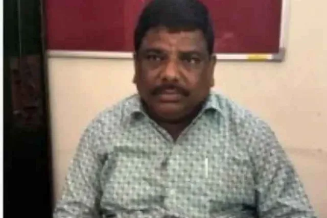 ఏసీబీకి చిక్కిన గవర్నమెంట్ ఆఫీసర్ ఏసీబీకి చిక్కిన గవర్నమెంట్ ఆఫీసర్