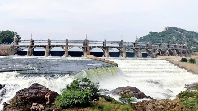 மேட்டூர் அணைக்கு நீர்வரத்து குறைவு.. 12,400 கனஅடி நீர் திறப்பு