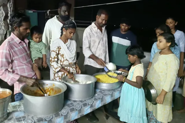 అనాధ ఆశ్రమంలో చిన్నారులకు భోజనాలు అనాధ ఆశ్రమంలో చిన్నారులకు భోజనాలు