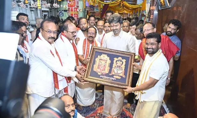 ఇంద్రకీలాద్రిపై దుర్గమ్మను దర్శించుకున్న తమిళనాడు సీఎం విజయ్