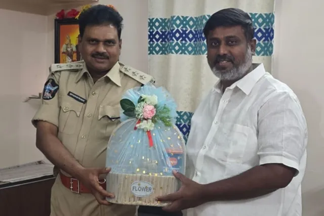 నూతన DSPను మర్యాదపూర్వకంగా కలిసిన కట్టా దొరస్వామి నాయుడు