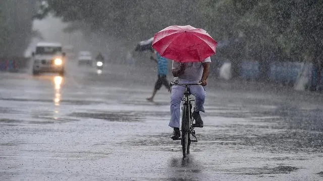 இரவு 10 மணிவரை 18 மாவட்டங்களில் மழைக்கு வாய்ப்பு இரவு 10 மணிவரை 18 மாவட்டங்களில் மழைக்கு வாய்ப்பு
