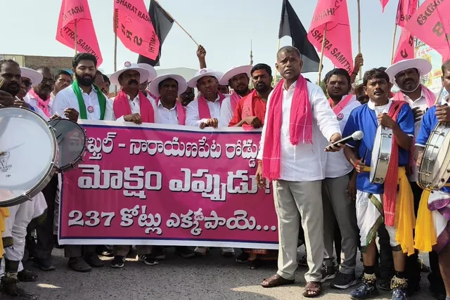 రహదారి పనులు ప్రారంభించాలని మాజీ ఎమ్మెల్యే చిట్టెం పాదయాత్ర