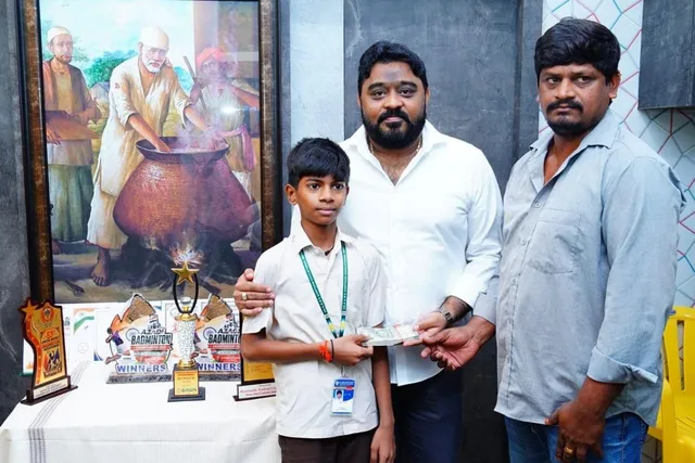 బ్యాడ్మింటన్ క్రీడాకారుడికి ఆర్థిక సాయం అందజేత