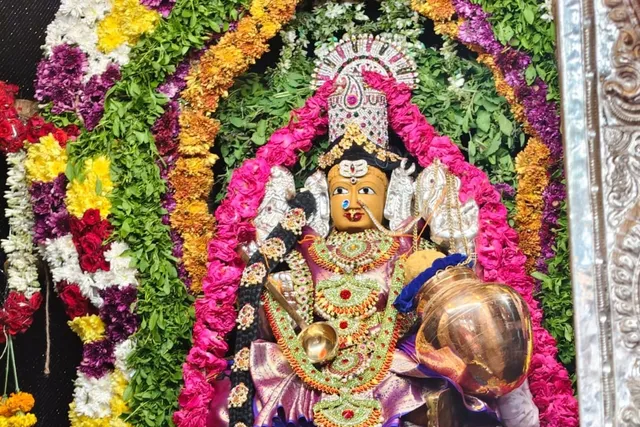 గిద్దలూరు వాసవీ ఆలయంలో ఘనంగా నవరాత్రి ఉత్సవాలు గిద్దలూరు వాసవీ ఆలయంలో ఘనంగా నవరాత్రి ఉత్సవాలు