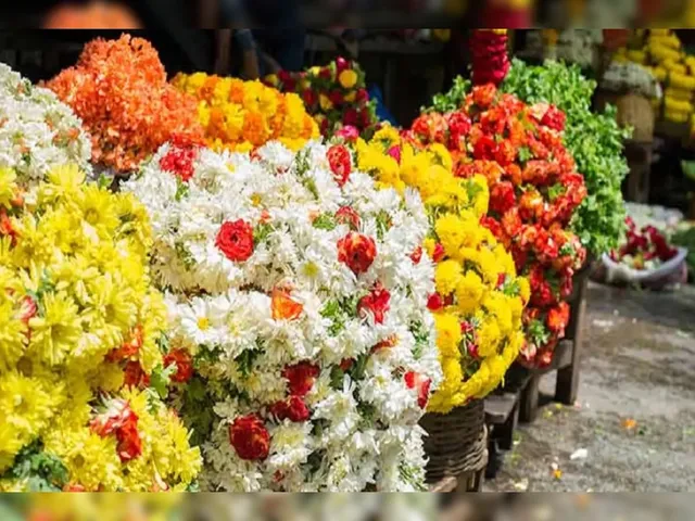 భారీగా పెరిగిన పూలు, పండ్ల ధరలు