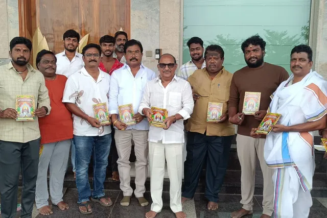 దసరా మహోత్సవ పోస్టర్ ను ఆవిష్కరించిన మాజీ ఎమ్మెల్యే గ్రంధి