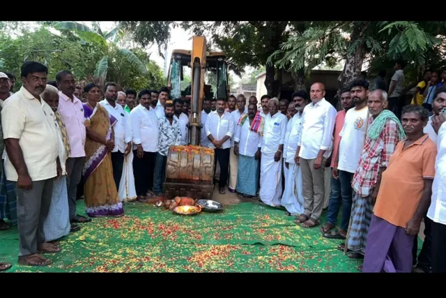 సౌత్ మోపూర్ గ్రామంలో సీసీ రోడ్లకు శంకుస్థాపన