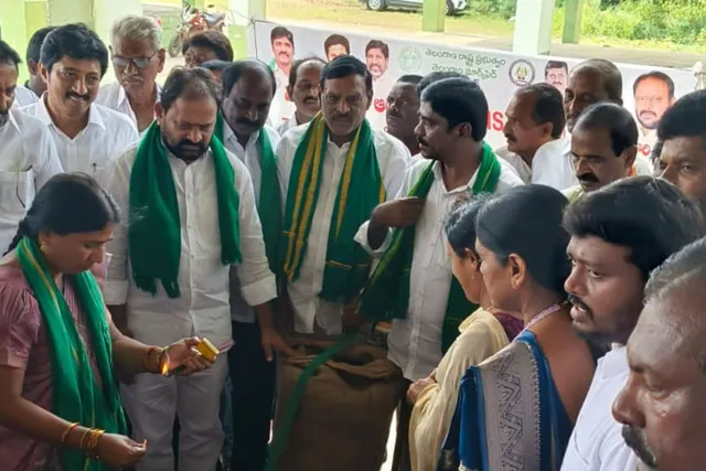 వైరా మార్కెట్‌లో పేసర్లు కొనుగోలు కేంద్రం ప్రారంభం