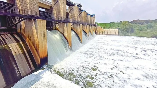 கெலவரப்பள்ளி அணையில் நுரைப்பெருக்கு: விவசாயிகள் வேதனை கெலவரப்பள்ளி அணையில் நுரைப்பெருக்கு: விவசாயிகள் வேதனை
