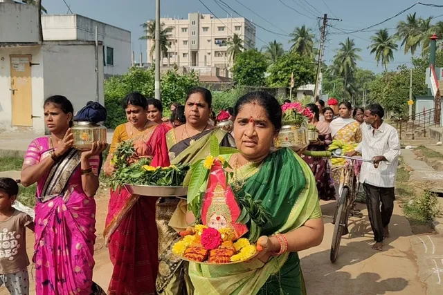 ఉండిలో ఘనంగా శ్రీకనకదుర్గమ్మకు సారే సమర్పణ