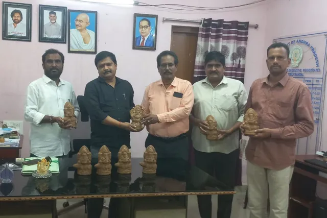 మట్టి వినాయకులనే పూజిద్దాం - పర్యావరణాన్ని పరిరక్షిద్దాం