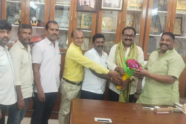 నర్సంపేట ఎమ్మెల్యే నీ  మర్యాదపూర్వకంగా కలిసిన టీఎన్జీవో