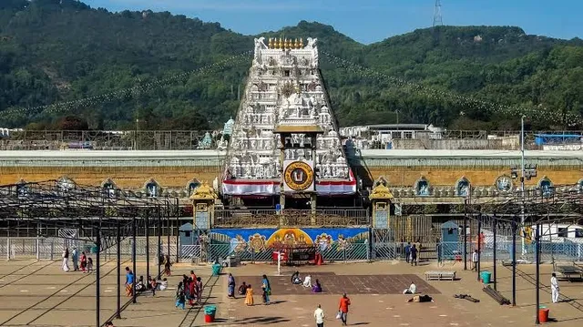తిరుమల శ్రీవారి సర్వదర్శనానికి 12 గంటల సమయం