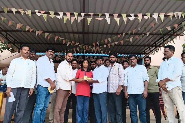 మాజీ ఎమ్మెల్యే గోల బాలరాజు చేతుల మీదుగా విద్యార్థులకు బహుమతులు పంపిణీ