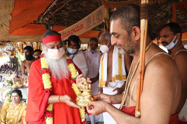 ఉత్సవాలలో పాల్గొన్న  గణపతి సచ్చిదానంద స్వామి