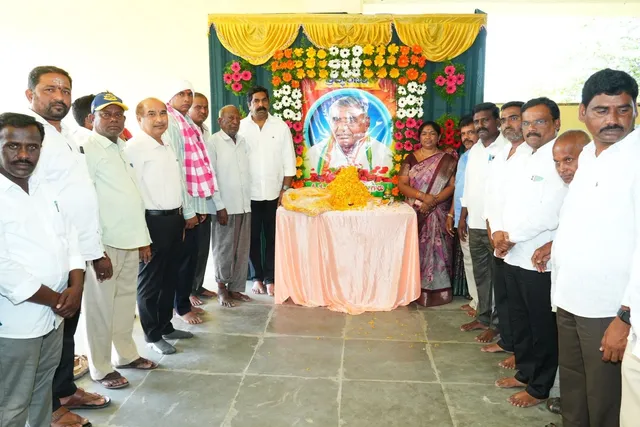 బోగి లింగయ్య దశదిన కార్యక్రమానికి హాజరైన ఎమ్మెల్యే బోగి లింగయ్య దశదిన కార్యక్రమానికి హాజరైన ఎమ్మెల్యే