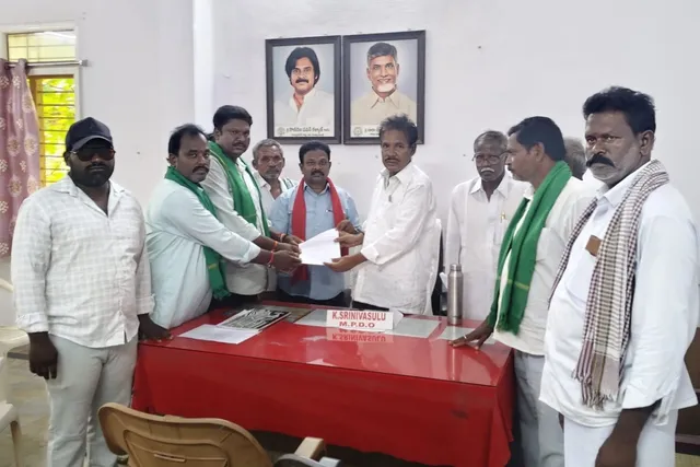 రైతులకు అందుబాటులో లేని అధికారిపై చర్యలు తీసుకోవాలి: రైతు సంఘం