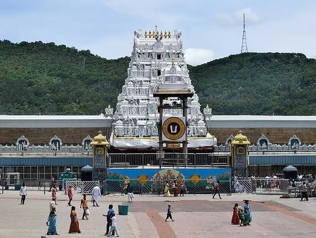 టీటీడీ కీలక నిర్ణయం.. భక్తులకు దేశంలోనే తొలిసారి బీమా సౌకర్యం
