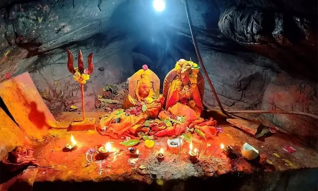 గుహలో వెలసిన అమరలింగేశ్వరుడు.. దర్శించుకోవాలంటే సాహసం చేయాల్సిందే