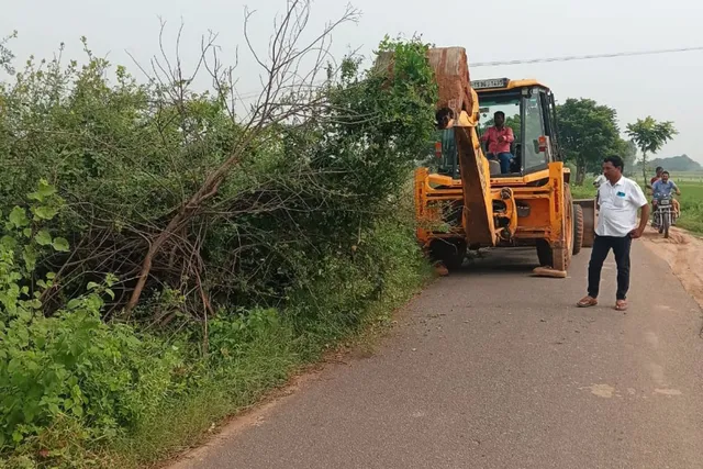 హుస్నాబాద్ నుండి మడద బంటుపల్లి మార్గంలో రహదారి మార్మాత్తులు