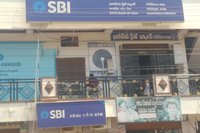 మండలంలో యధావిధిగా పని చేస్తున్న బ్యాంకులు