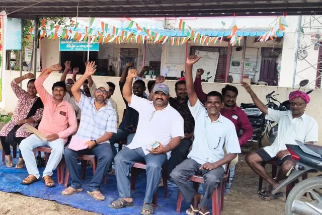 వి ఆర్ఏలఆందోళనకు సంఘీభావం తెలిపిన విఆర్ఓలు వి ఆర్ఏలఆందోళనకు సంఘీభావం తెలిపిన విఆర్ఓలు