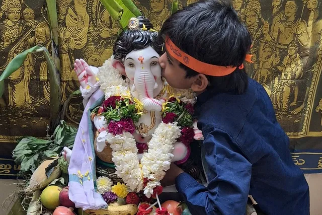 బప్పా, వచ్చే ఏడాది మళ్లీ రావాలి! చిన్నారి ఆవేదన