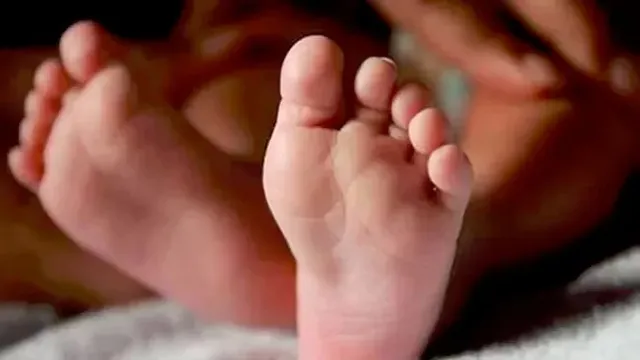 గొంతులో బాటిల్ మూత ఇరుక్కొని చిన్నారి మృతి