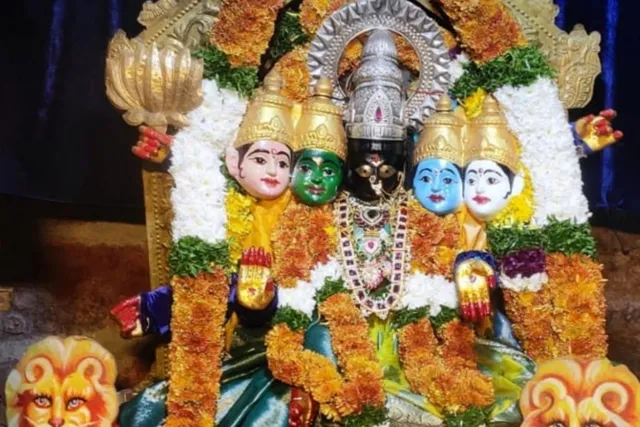 గాయత్రీ దేవి అలంకారంలో శోభాయమానంగా అమ్మవారు