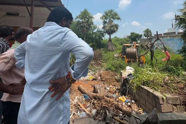దుర్గంధం వెదజల్లుతున్న ప్రాంతం శుభ్రం