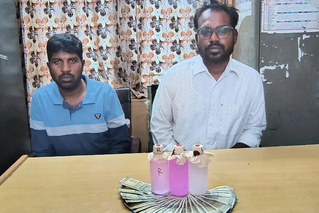 లంచం తీసుకుంటూ ఏసీబీ అధికారులకు పట్టుబడ్డ ఆర్ఐ లంచం తీసుకుంటూ ఏసీబీ అధికారులకు పట్టుబడ్డ ఆర్ఐ