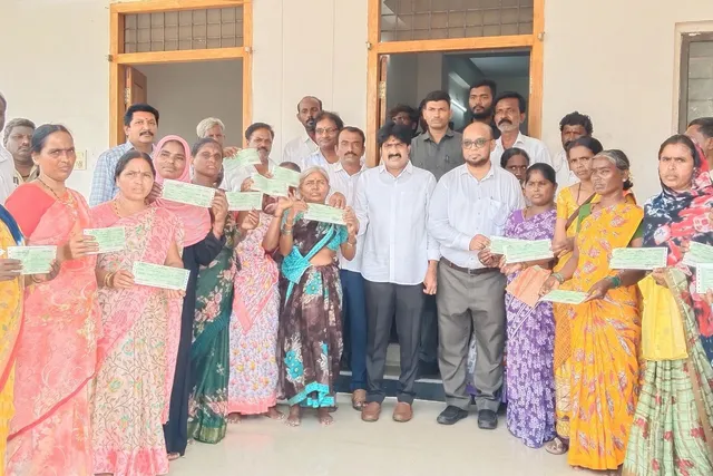 కళ్యాణ లక్ష్మి షాదీ ముబారక్ చెక్కులను అందజేసిన ఎమ్మెల్యే