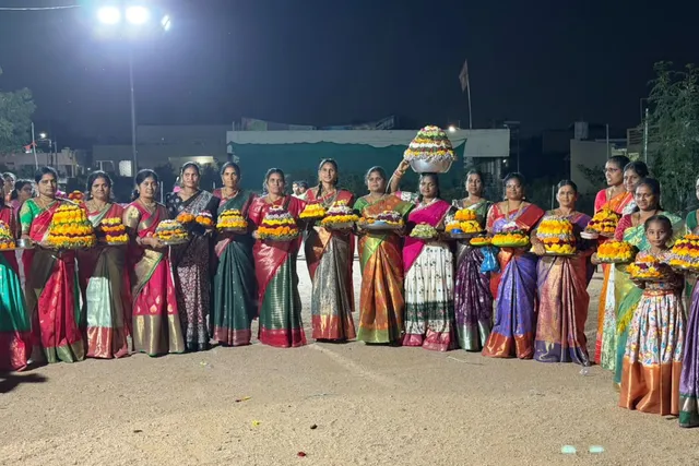 చిన్నక్రాంతి కాలనీలో ఘనంగా ఎంగిలి పూల బతుకమ్మ వేడుకలు