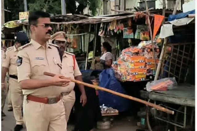 రోడ్డు మార్జిన్ వ్యాపారులకు, వాహనదారులకు డిఎస్పి సూచనలు