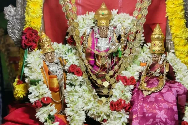 నరసాపురంలో శరన్నవరాత్రి ఉత్సవాలు: భక్తిశ్రద్ధలతో ప్రత్యేక పూజలు నరసాపురంలో శరన్నవరాత్రి ఉత్సవాలు: భక్తిశ్రద్ధలతో ప్రత్యేక పూజలు