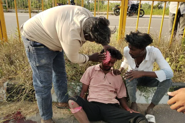 మెదక్ జిల్లాలో డివైడర్‌ను ఢీకొన్న బైక్... యువకుడికి తీవ్ర గాయాలు