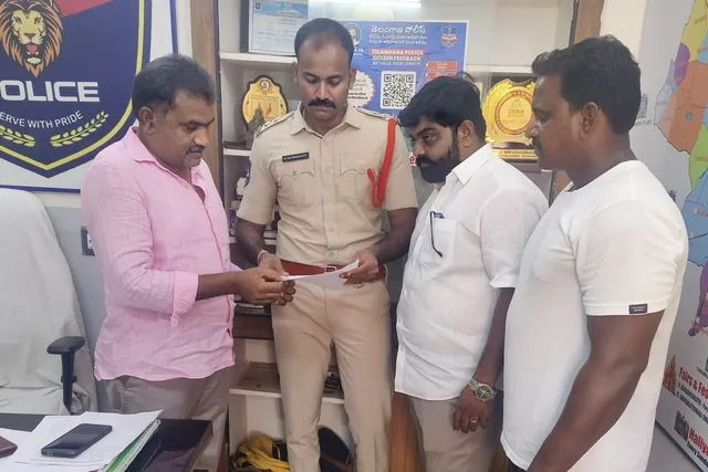 తెలంగాణ అమరవీరుల స్థూపంపై పిచ్చి రాతలు.. ఖండించిన ఉద్యమకారులు