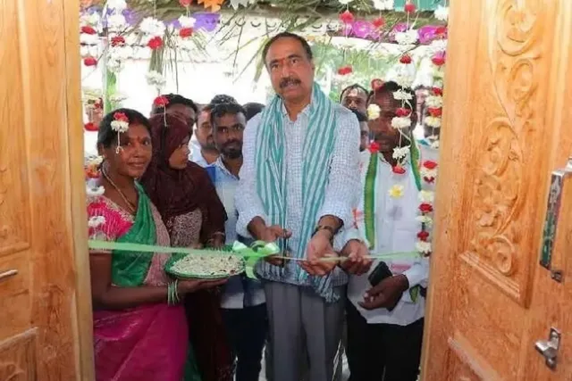 ఇందిరమ్మ ఇంటి గృహ ప్రవేశ కార్యక్రమంలో పాల్గొన్న ఎమ్మెల్యే ఇందిరమ్మ ఇంటి గృహ ప్రవేశ కార్యక్రమంలో పాల్గొన్న ఎమ్మెల్యే
