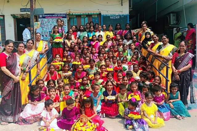 కారుణ్య పాఠశాలలో బతుకమ్మ సంబరాలు