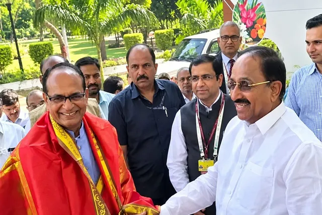 కేంద్ర మంత్రి శివరాజ్ సింగ్ చౌహన్ నుకలిసిన తుమ్మల నాగేశ్వరరావు