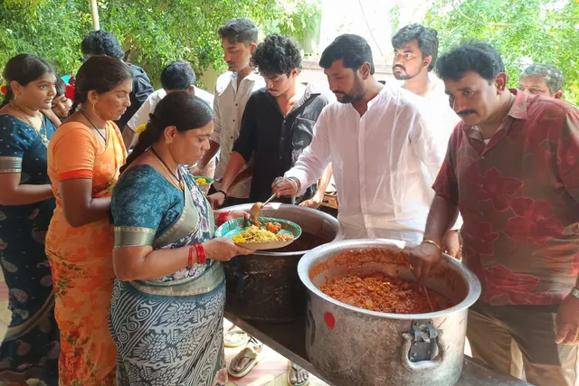 గొల్లవానితిప్పలో వరసిద్ధి వినాయక స్వామి చవితి వేడుకల్లో అన్న సమారాధన