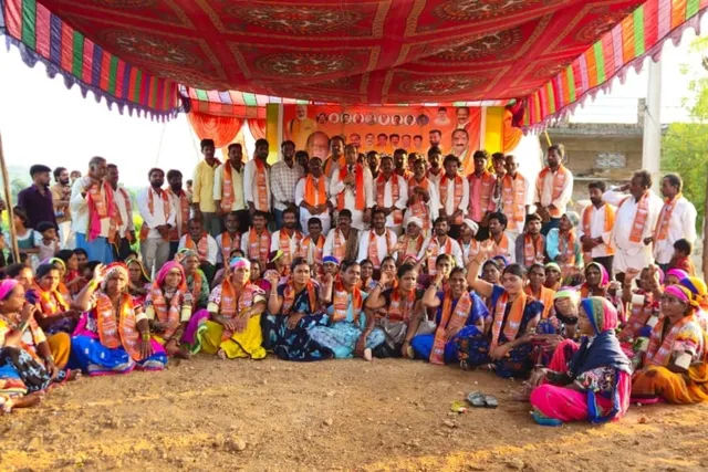 ఎల్లారెడ్డిలో బీజేపీలో భారీ చేరికలు.. తండాల అభివృద్ధికి హామీ ఎల్లారెడ్డిలో బీజేపీలో భారీ చేరికలు.. తండాల అభివృద్ధికి హామీ