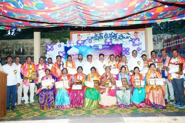 ఉత్తమ ఉపాధ్యాయులకు అవార్డుల ప్రధానం