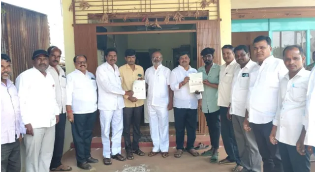 సింగీతం గ్రామంలో సీఎంఆర్ఎఫ్ చెక్కుల పంపిణీ