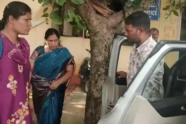 లంచం తీసుకుంటుండగా ఎసిబికి చిక్కిన అధికారులు లంచం తీసుకుంటుండగా ఎసిబికి చిక్కిన అధికారులు