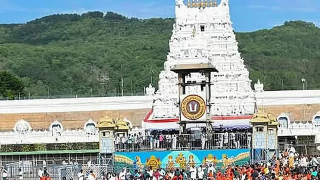 திருப்பதியில் ஒரே நாளில் 83 ஆயிரம் பக்தர்கள் சாமி தரிசனம்